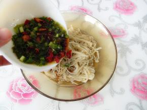 把拌好的料汁浇在金针菇上