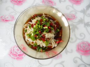 吃的时候可以拌一下，也可以直接在汤汁内夹起，很爽的吃法