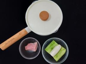 准备好食材，首先把山药和丝瓜去皮。