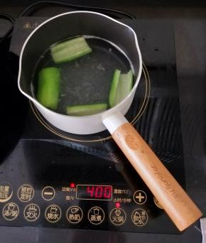 丝瓜切掉里面的籽，留一节出来，然后其他的放入奶锅煮熟捞出，猪肉也切成片放水里焯熟。