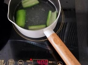 丝瓜切掉里面的籽，留一节出来，然后其他的放入奶锅煮熟捞出，猪肉也切成片放水里焯熟。