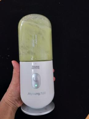 然后把丝瓜和猪肉放入榨汁机，打到细腻。(我懒得拿料理机了，其实用这个打一样细腻。)