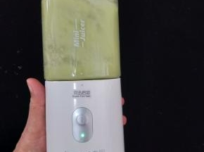 然后把丝瓜和猪肉放入榨汁机，打到细腻。(我懒得拿料理机了，其实用这个打一样细腻。)