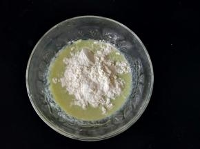 把丝瓜猪肉泥倒入碗里，再加入适量面粉和一丢丢盐。