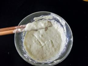 要一边搅拌一般观察，只要提起筷子，面糊不容易低落即可。