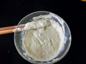 要一边搅拌一般观察，只要提起筷子，面糊不容易低落即可。