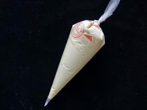 然后把面糊装到裱花袋里，绑紧袋口。