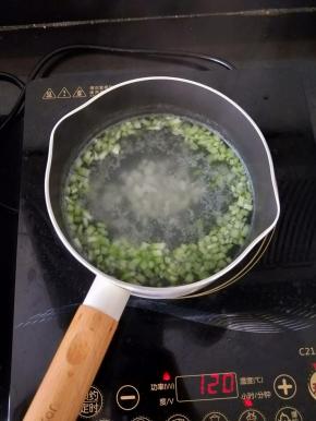 把刚才留出来的丝瓜和山药切小丁，放入奶锅煮至山药软烂。