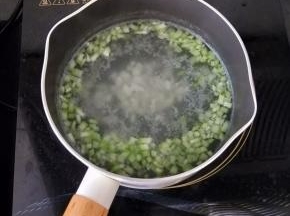 把刚才留出来的丝瓜和山药切小丁，放入奶锅煮至山药软烂。