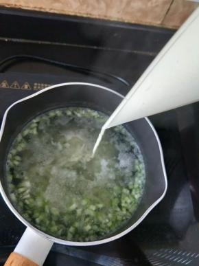 把裱花袋剪个小口，距离奶锅20公分左右的高度，转圈圈挤入面糊。