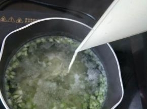 把裱花袋剪个小口，距离奶锅20公分左右的高度，转圈圈挤入面糊。