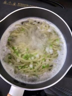 待面条浮起来后，再煮至熟透即可。