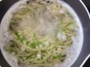 待面条浮起来后，再煮至熟透即可。