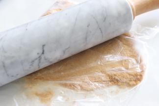 饼干放入保鲜膜中，用擀面杖压成细的粉末。