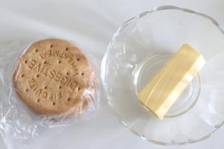 首先制作饼干底，准备黄油、全麦饼干。饼干可以是消化饼干或者奥利奥饼干都可以。