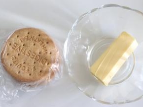 首先制作饼干底，准备黄油、全麦饼干。饼干可以是消化饼干或者奥利奥饼干都可以。