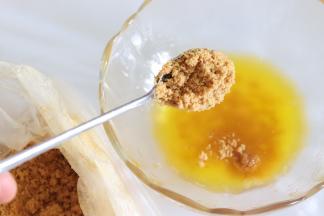 黄油隔水融化，放入饼干碎末，搅拌均匀，让黄油和饼干充分的融合。