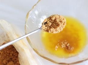 黄油隔水融化，放入饼干碎末，搅拌均匀，让黄油和饼干充分的融合。