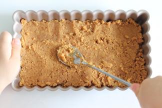 放入模具中。用勺子压实压平。放入冰箱冷藏30分钟。