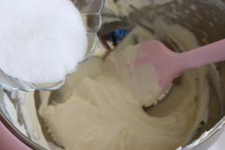 奶油奶酪室温软化，或者隔温水软化。加入白砂糖，用刮刀搅拌顺滑，无颗粒。