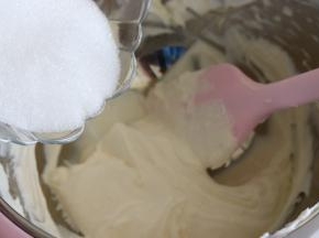 奶油奶酪室温软化，或者隔温水软化。加入白砂糖，用刮刀搅拌顺滑，无颗粒。