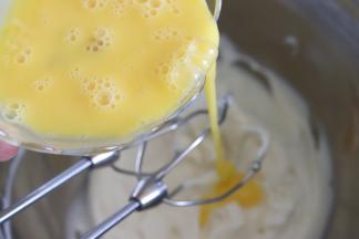 倒入蛋液，一边倒一边用电动打蛋器，搅打均匀并顺滑。