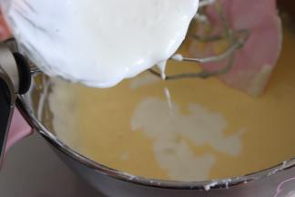 加入酸奶油，继续搅打均匀。