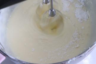 用打蛋器搅打到无干粉即可。