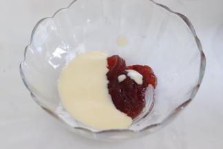 奶酪糊就做好了，状态是比较顺滑细腻的。取少量的奶酪糊，和草莓果酱混合，放入裱花带备用。
