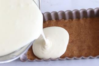 剩余的奶酪糊倒入到已经冷藏的饼干底的模具中。大约8分满就可以了。