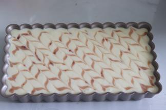 表面用果酱奶酪糊，画出斜线，之后用牙签来回的划出条纹。