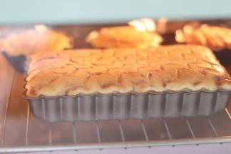 以175度温度，烘烤约50分钟。牙签插入无附着物就表示熟了。