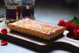 出炉后放到凉，再放入冰箱冷藏3小时+，就可以切开享用了。