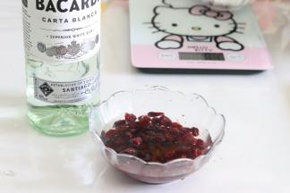 蔓越莓干最好用白朗姆酒浸泡1小时左右，也可以用温水泡软。