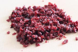 切成碎粒。如果有搅拌机，可以打碎，碎一点饼干的口感更好。