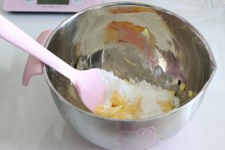 黄油室温软化，用刮刀摁压可以轻易的摁下去就可以了,加入糖粉，拌匀一下，让糖粉混入到黄油中。