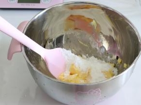 黄油室温软化，用刮刀摁压可以轻易的摁下去就可以了,加入糖粉，拌匀一下，让糖粉混入到黄油中。