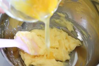 倒入蛋液，如果制作的多的话，蛋液需要分次加入。