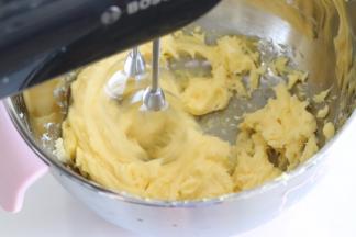 用打蛋器搅拌均匀。这里注意，搅匀即可，不要打发。