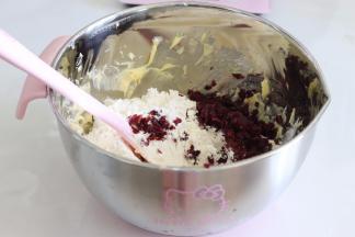 倒入过筛的低筋面粉。蔓越莓碎也倒进去。