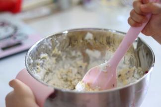 用刮刀辅助搅匀到不见干粉就可以了，不需要过度的搅拌。