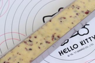 放入整形模具中，整理成方形长条。室温高黄油易化，需要使用整形工具，整形更方便快捷。尽量的压紧实，放入冰箱冷冻2小时左右，冻的目的是饼干面变硬后可以更好的切片。