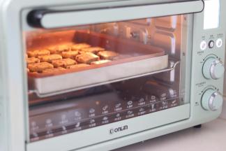 摆入烤盘，摆放的时候需要稍微拉开点间距，因为烘烤中，饼干是要稍微膨胀的。提前175度预热烤箱。175度22分钟即可，烤饼干后几分钟是需要经常看烤箱的，如果饼干四周已经轻微上色，就可以了。