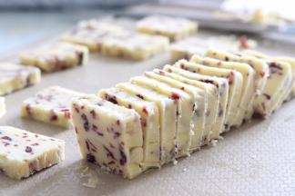 用刀切成大约0.8-1CM的饼干片