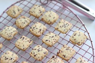 刚出炉的饼干，有点软，是正常的，放到晾网上，晾凉后就变的酥脆了。