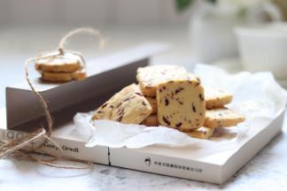 很简单又美味的方形曲奇饼干就完成啦。