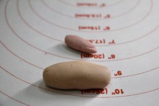 面团揉成团，保湿。 红色面团20%黄色面团100%混合成柿子桔红色。