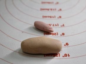 面团揉成团，保湿。 红色面团20%黄色面团100%混合成柿子桔红色。