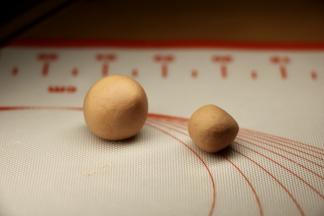 取10克面团，分二团 2:1 比例。