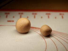 取10克面团，分二团 2:1 比例。